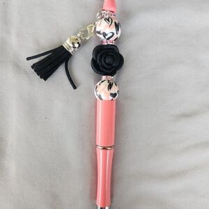 PRETTY BLACK ROSE 🌹ON A BEADED PEN🌹